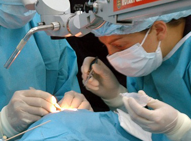 Операция по замене хрусталика при удалении катаракты